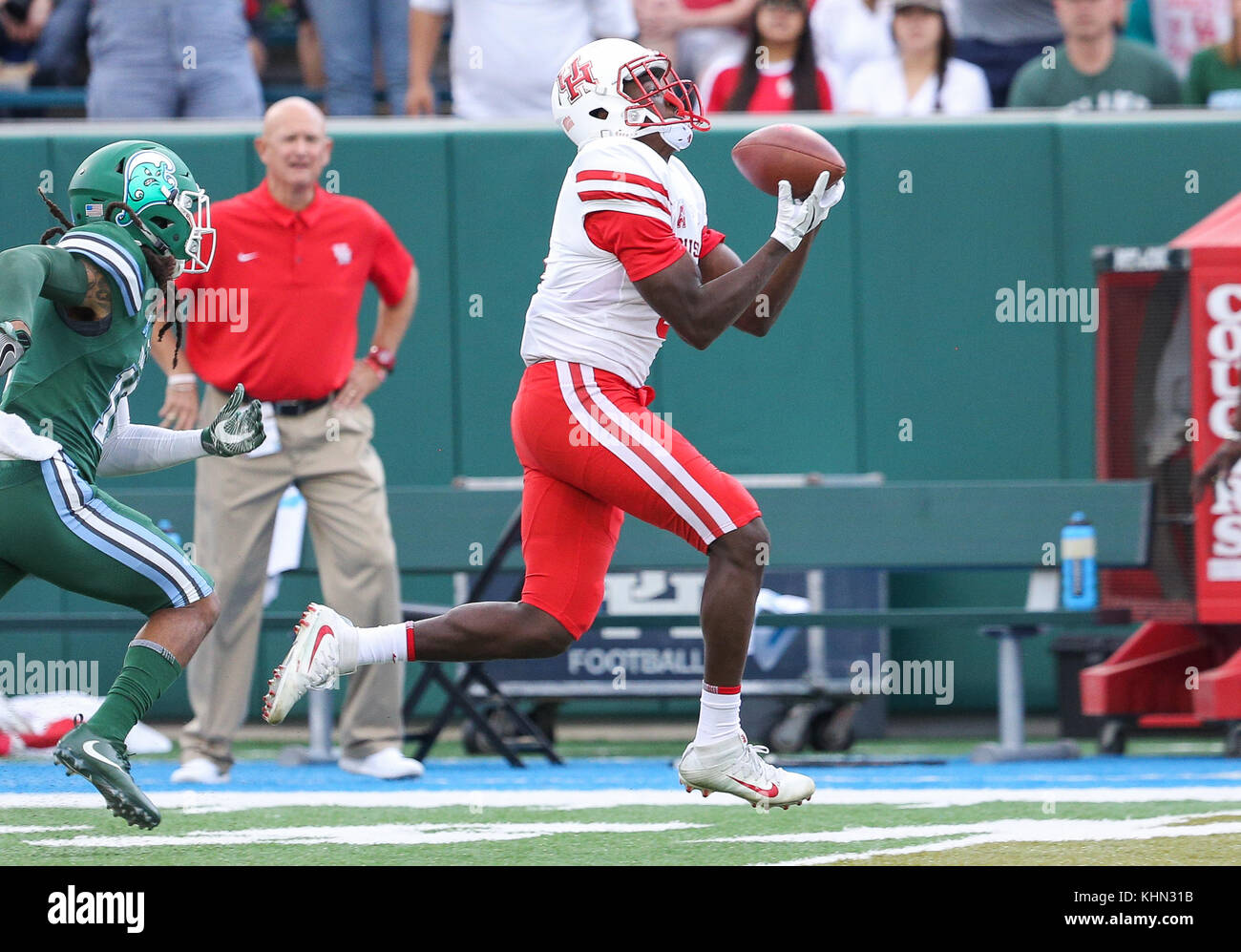 New Orleans, LA, USA. 18th Nov, 2017. A long pass falls into the hands of Houston's Courtney Lark #9 during the NCAA football game between the Tulane Green Wave and the Houston Cougars at Yulman Stadium in New Orleans, LA. Kyle Okita/CSM/Alamy Live News Stock Photo
