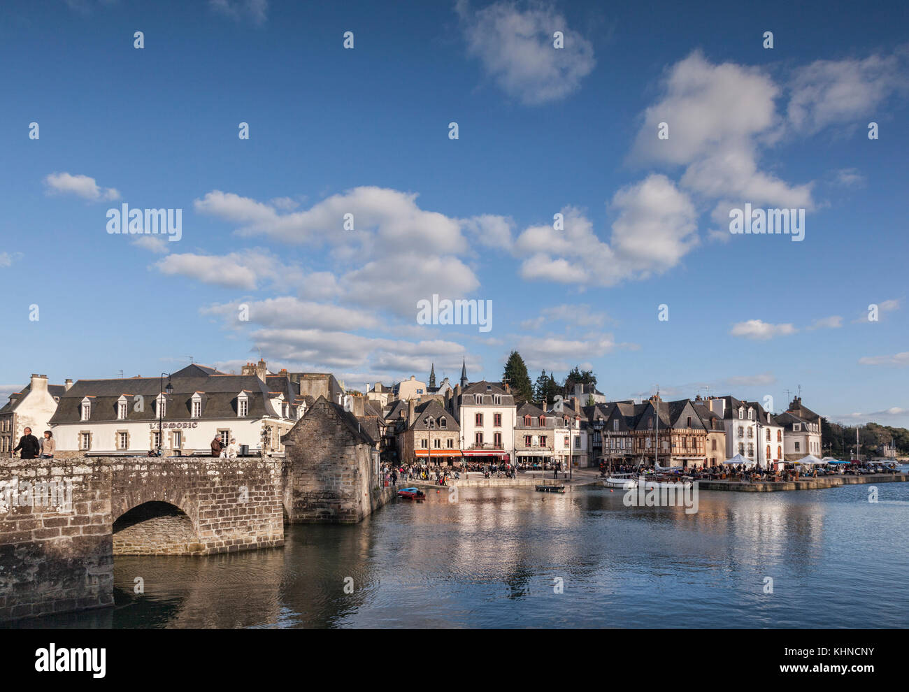 Saint-Goustan, Auray, Morbihan, Brittany, France. Saint-Goustan is the old town, the river is the Loch, the bridge is the Pont Saint-Goustan or Pont-N Stock Photo