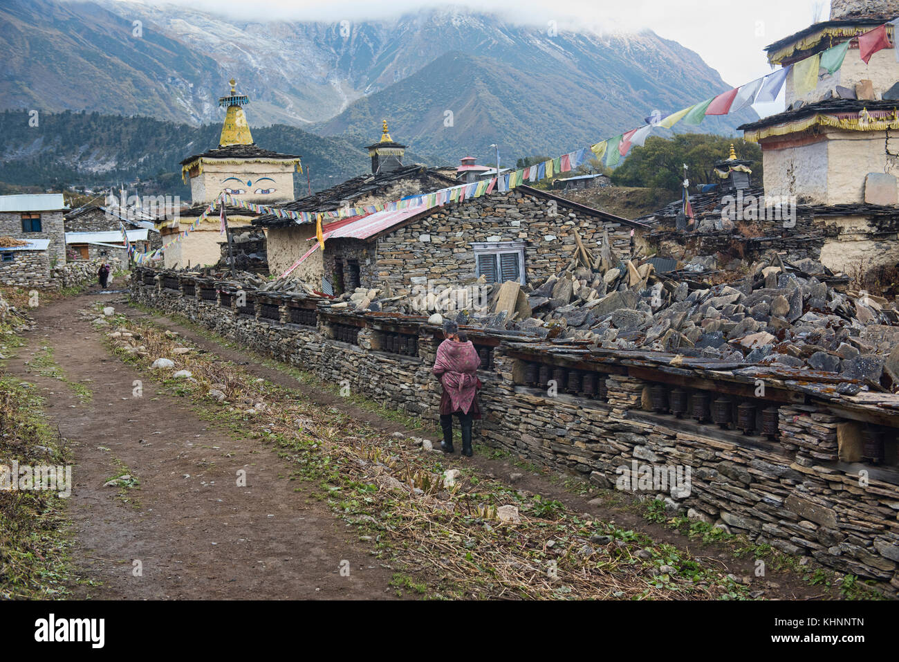 Mani wall leading into the village of Samagaon, a Tibetan area in the Manaslu region, Nepal Stock Photo