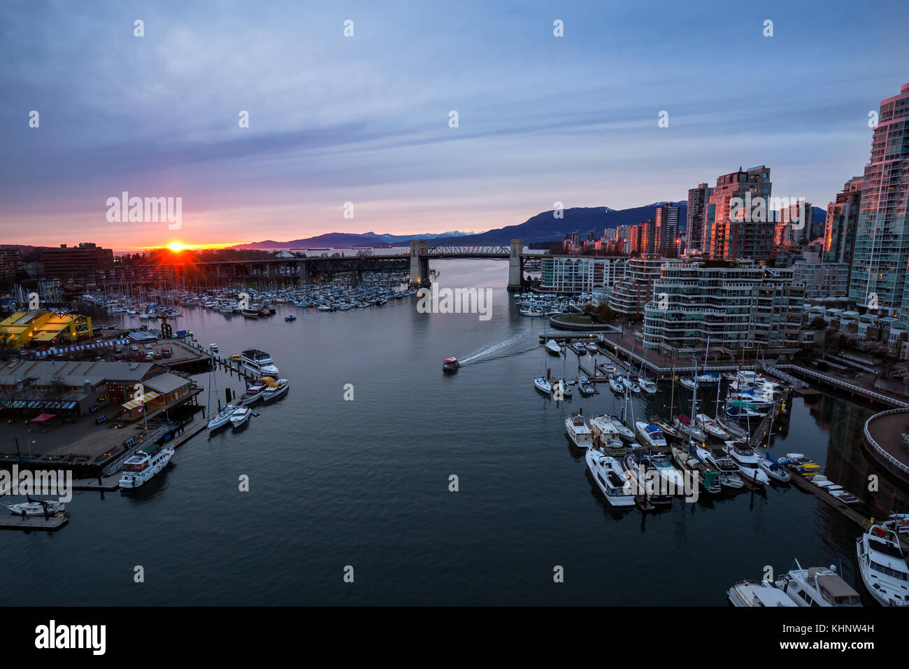 Aerial view downtown vancouver red hi-res stock photography and images ...