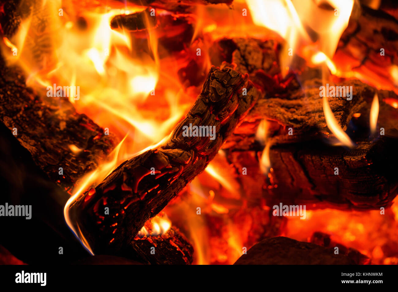 Burning camp fire hi-res stock photography and images - Alamy