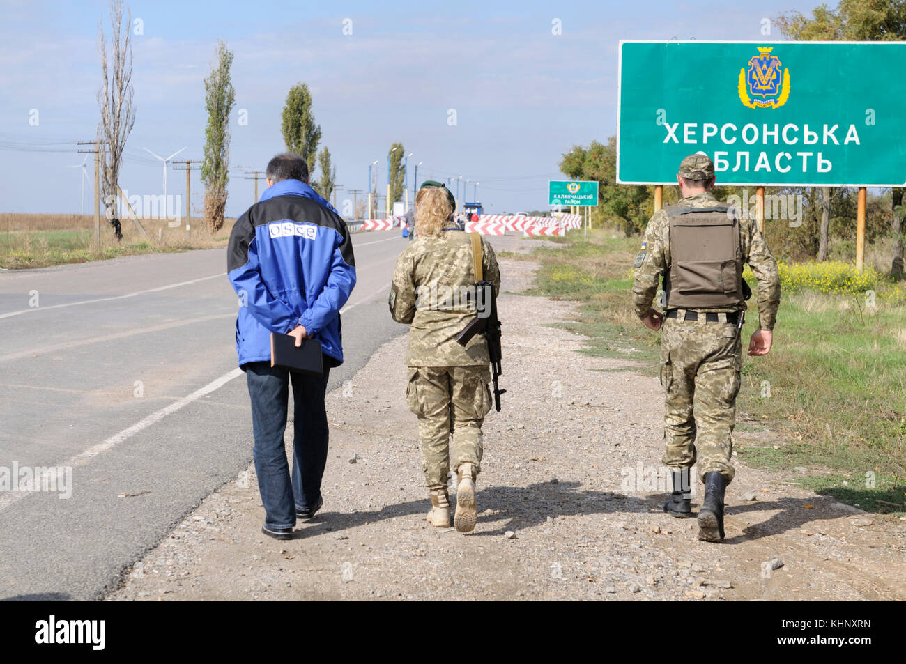 OSCE representative and border guards go to the border crossing point