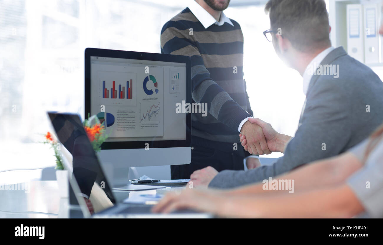 handshake Manager and the client Stock Photo - Alamy