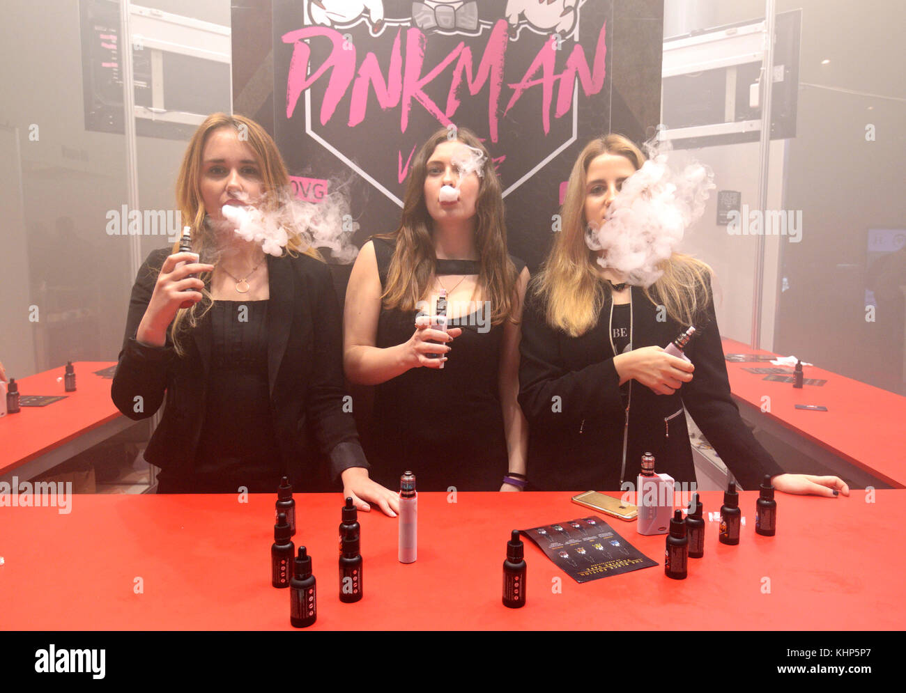 elfbar nachfüll pod läuft aus Three young urban hipster girls smoking vapes at the stand promoting electronic  cigarettes. Vape&Trade Expo. March 19, 2017. Kiev, Ukraine Stock Photo