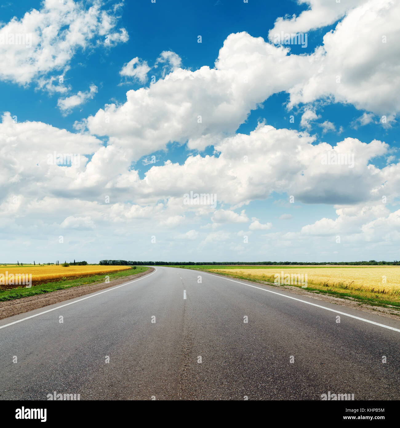 asphalt road to horizon and cloudy sky Stock Photo - Alamy