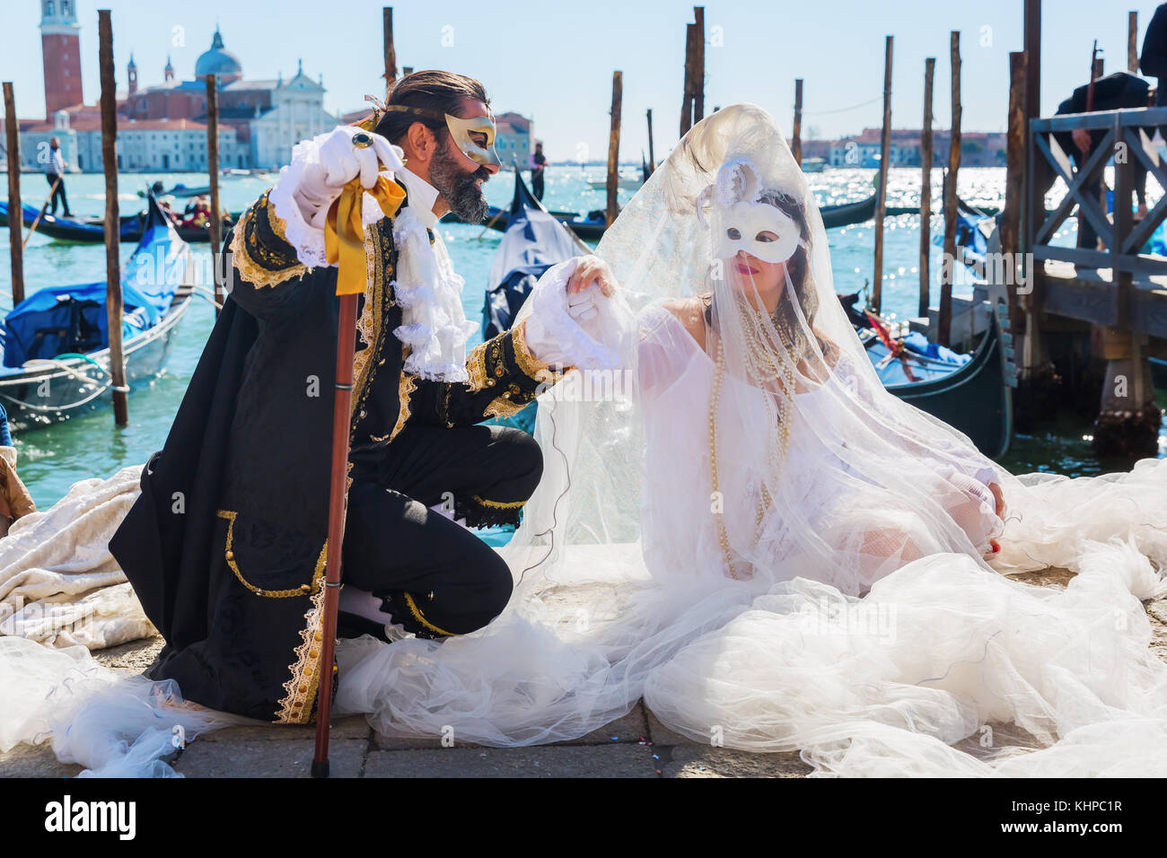 Venice carnival tourist couple hat hi-res stock photography and images ...