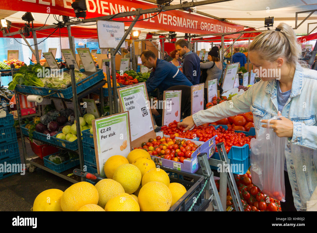 People buy vegetables at the market Stock Photo - Alamy