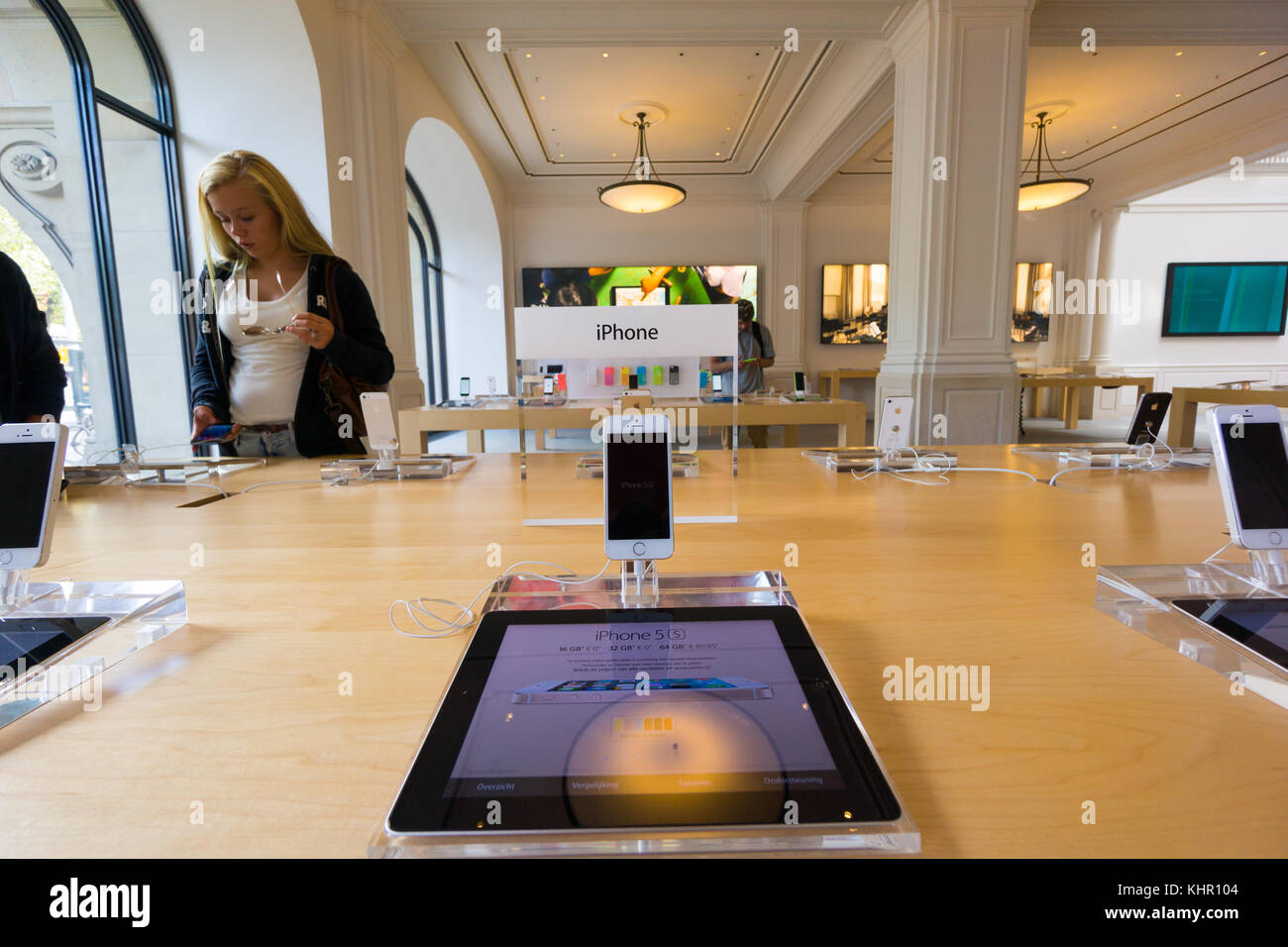 Apple retail store, Mall of Georgia, Beuford, Georgia, USA Stock Photo -  Alamy