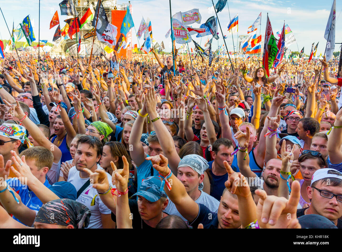 Счастье нашествие. Нашествие. Нашествие (рок-фестиваль) фото. Толпа людей на курорте Завидово. Нашествие Buxoro.