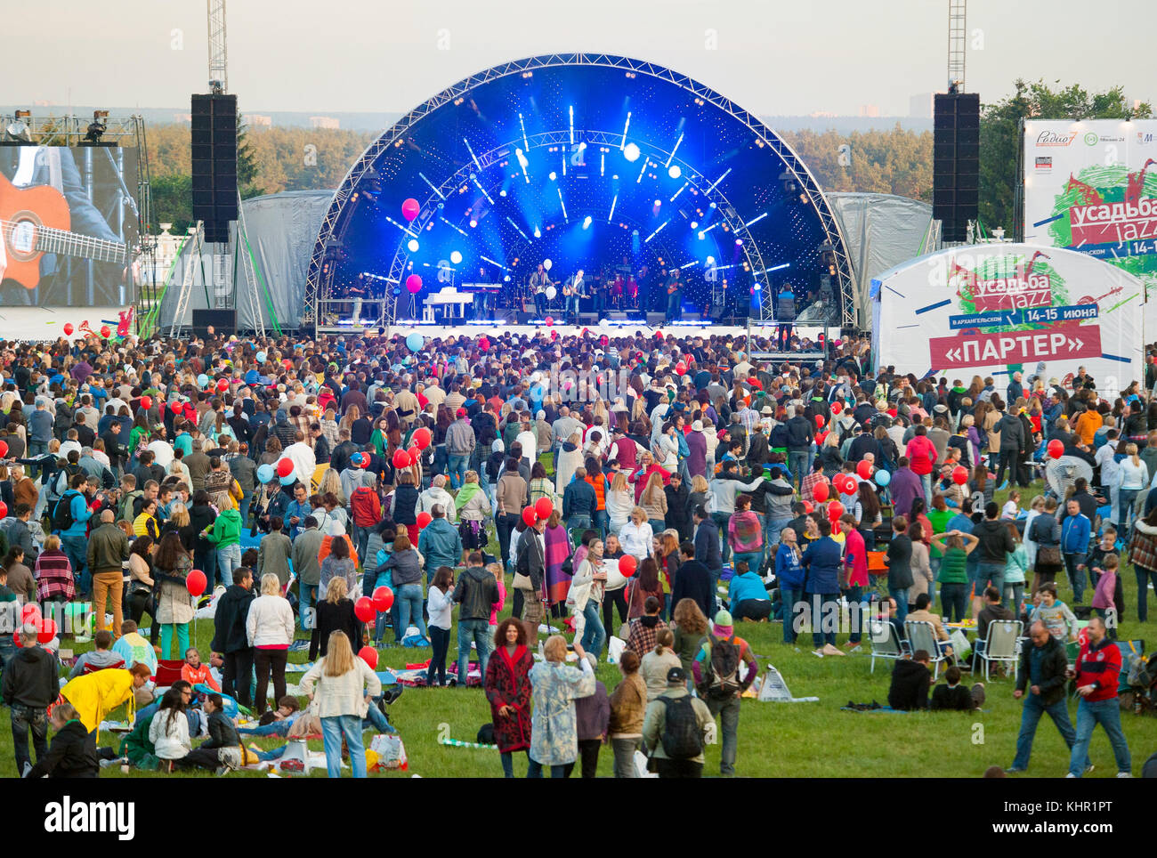 Parter в москве фестиваль. Москва в июне. Массовые мероприятия в москве. Люди на городском празднике. Концерт на красной площади.