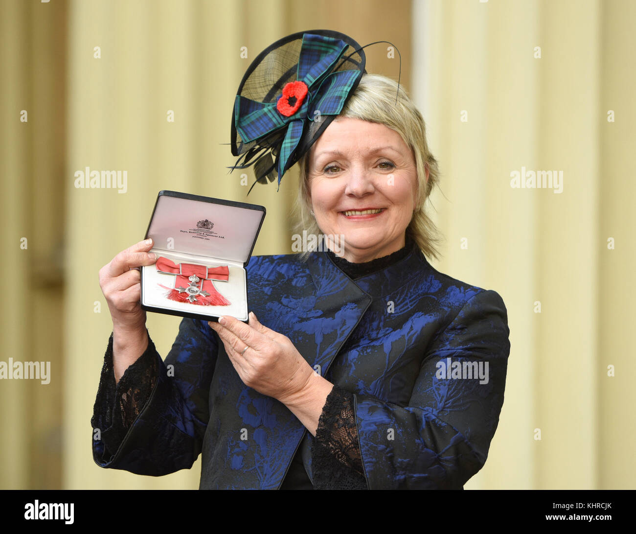 Photo Must Be Credited ©Alpha Press 079965 10th November 2017 Angela Malone Investitures At Buckingham Palace London Stock Photo