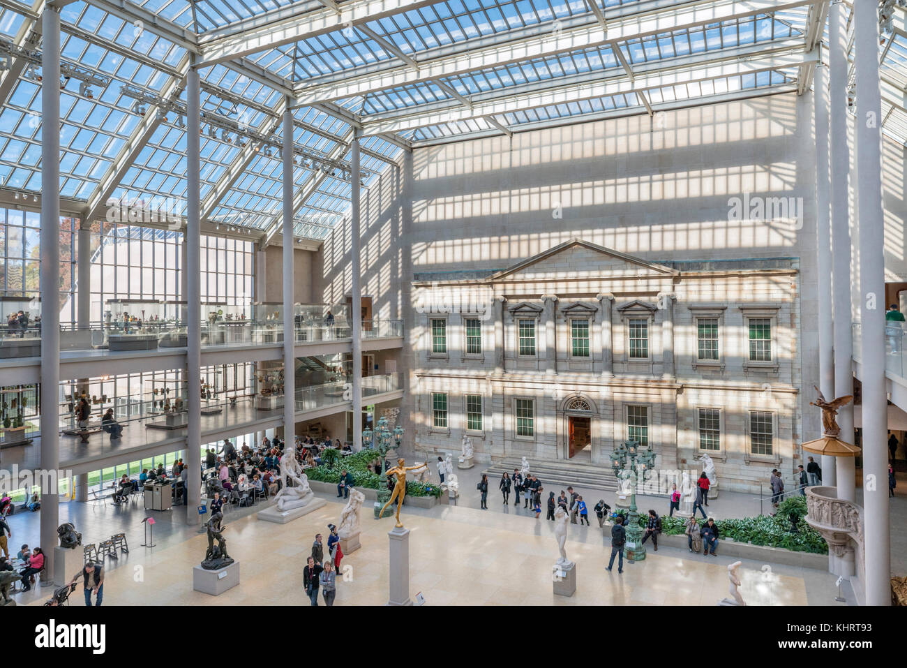 Interior of the Metropolitan Museum of Art, 5th Avenue, Manhattan, New York City, NY, USA Stock Photo