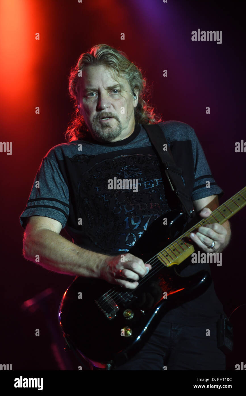 PEMBROKE PINES, FLORIDA NOVEMBER 05 Danny Chauncey of the band 38