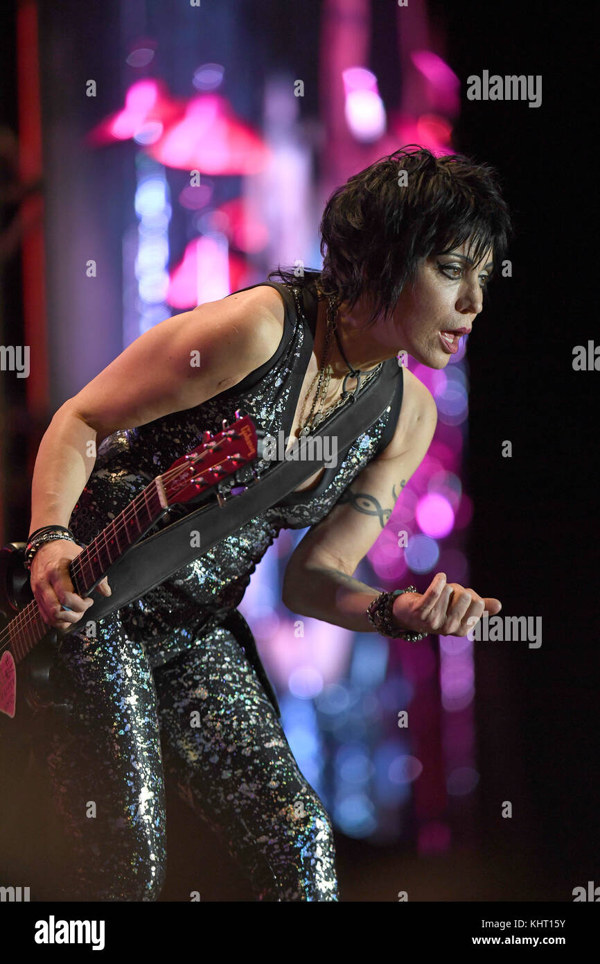 PEMBROKE PINES, FLORIDA - NOVEMBER 04: Joan Jett of the band Joan Jett & the Blackhearts at the Rockfest 80's concert day 1 on November 4, 2017 at CB Smith Park in Penbroke Pines, Florida.  People:  Joan Jett Stock Photo