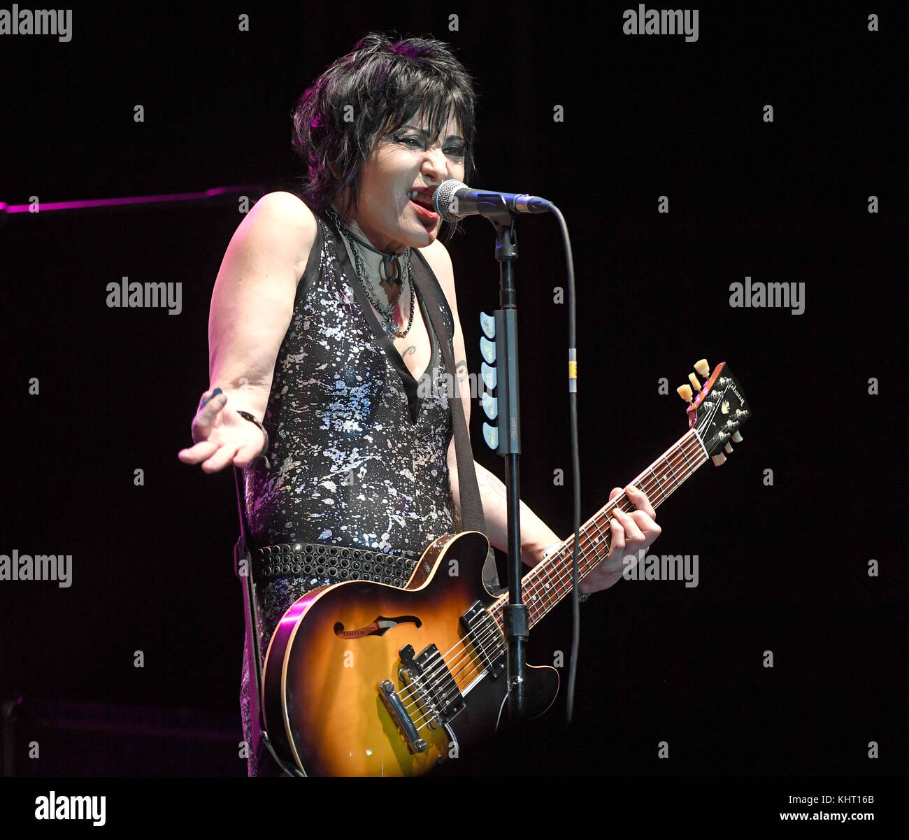 PEMBROKE PINES, FLORIDA - NOVEMBER 04: Joan Jett of the band Joan Jett & the Blackhearts at the Rockfest 80's concert day 1 on November 4, 2017 at CB Smith Park in Penbroke Pines, Florida.  People:  Joan Jett Stock Photo