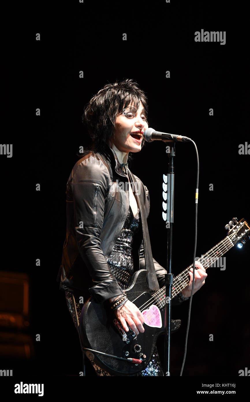 PEMBROKE PINES, FLORIDA - NOVEMBER 04: Joan Jett of the band Joan Jett & the Blackhearts at the Rockfest 80's concert day 1 on November 4, 2017 at CB Smith Park in Penbroke Pines, Florida.  People:  Joan Jett Stock Photo