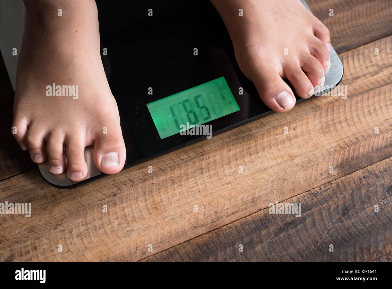 asian boy feet on a weighing scale - boy standing on weighing scale Stock  Photo - Alamy