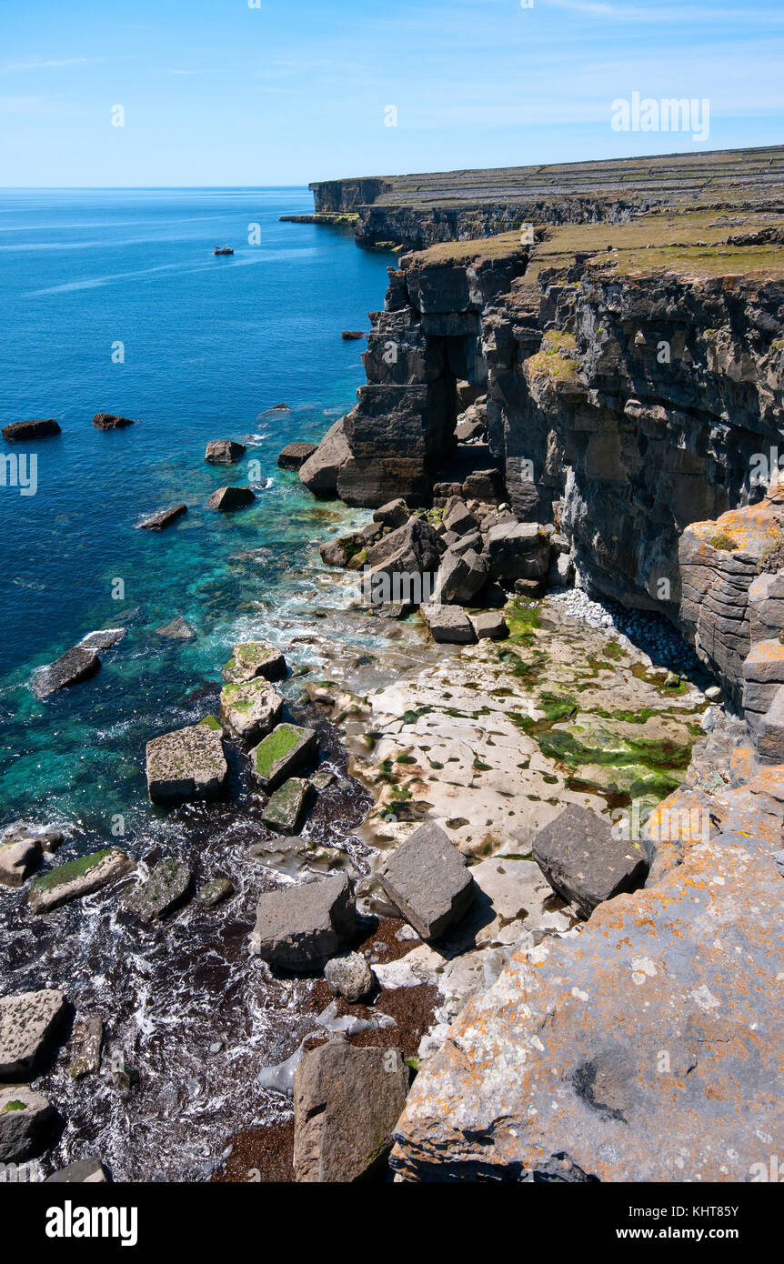 High cliffs at Inishmore Island near ruins of Dun Duchathair (Black Fort), Aran Islands, County Kerry, Ireland Stock Photo