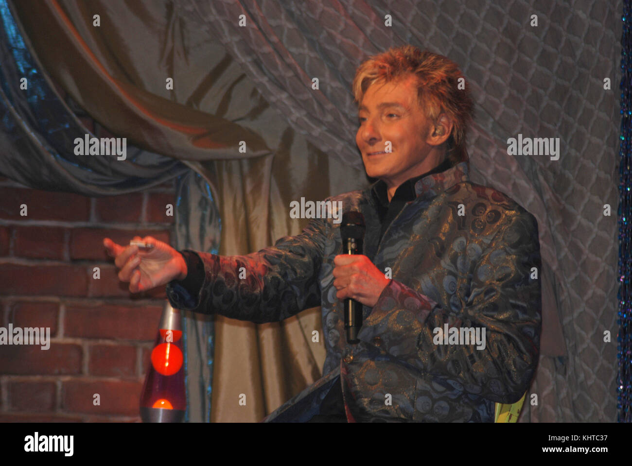 LAS VEGAS - NOVEMBER 14, 2007: Barry Manilow appears to be smoking 