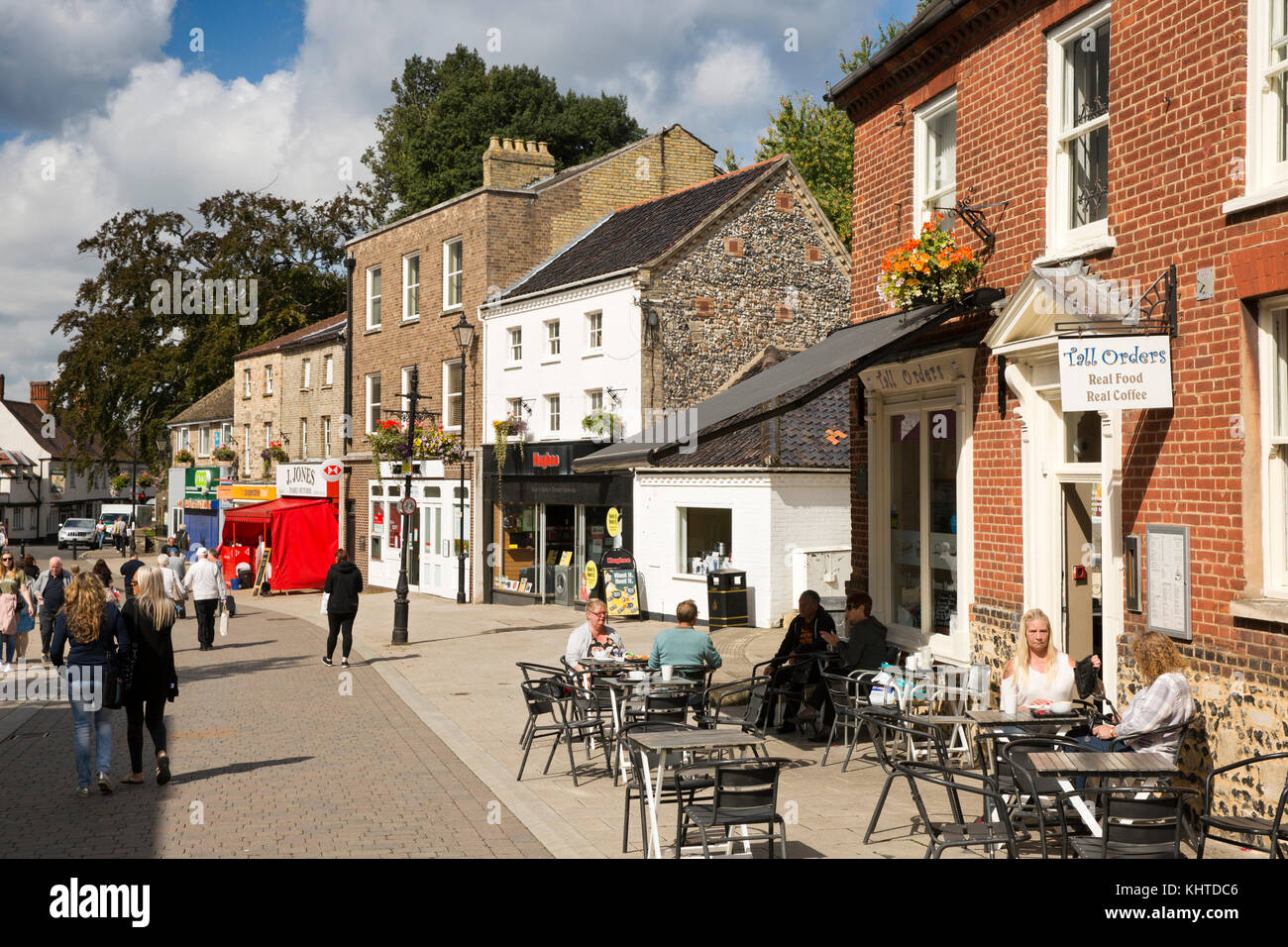 UK, England, Norfolk, The Brecks, Thetford, King Street, visitors in pedestrianised shopping area sat outside Last Orders coffee shop Stock Photo