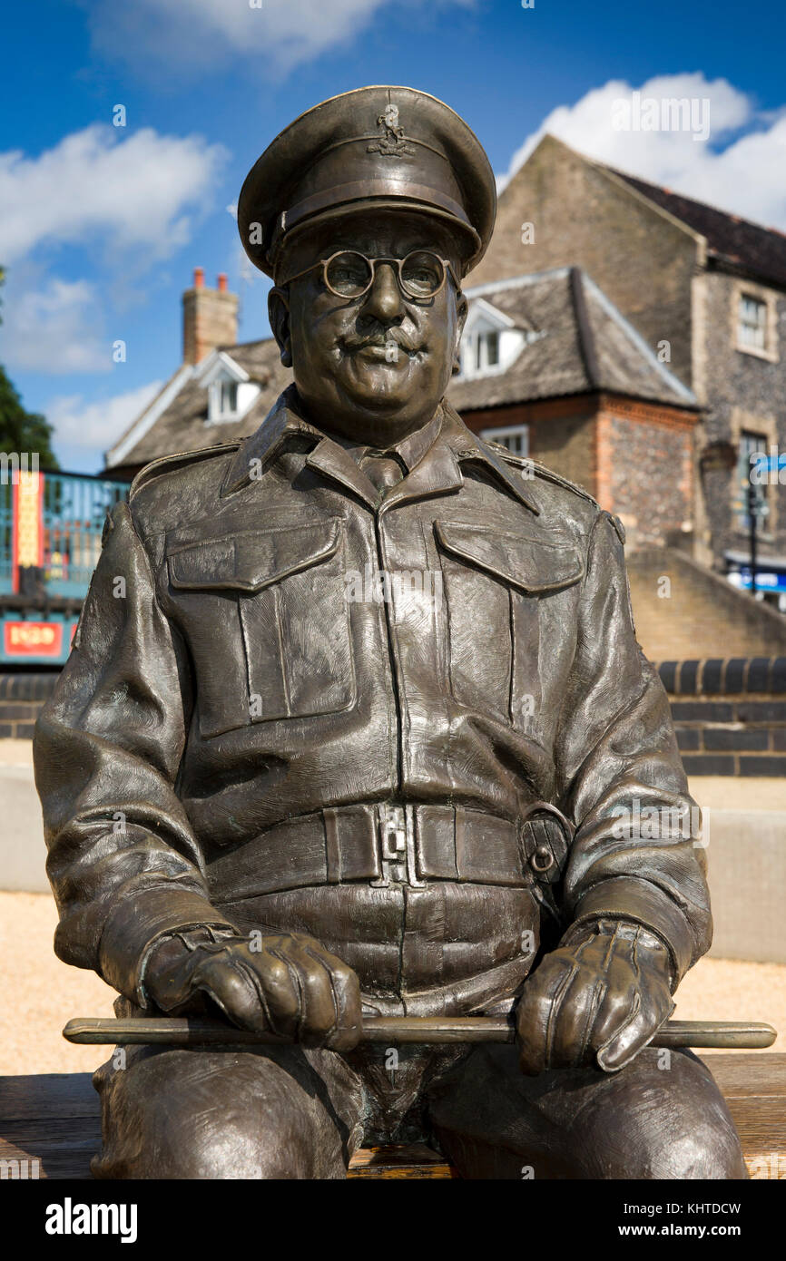 UK, England, Norfolk, Thetford, Town Bridge, senior visitor with Dad’s Army Captain Mainwaring statue by sculptor Sean Hedges-Quinn Stock Photo