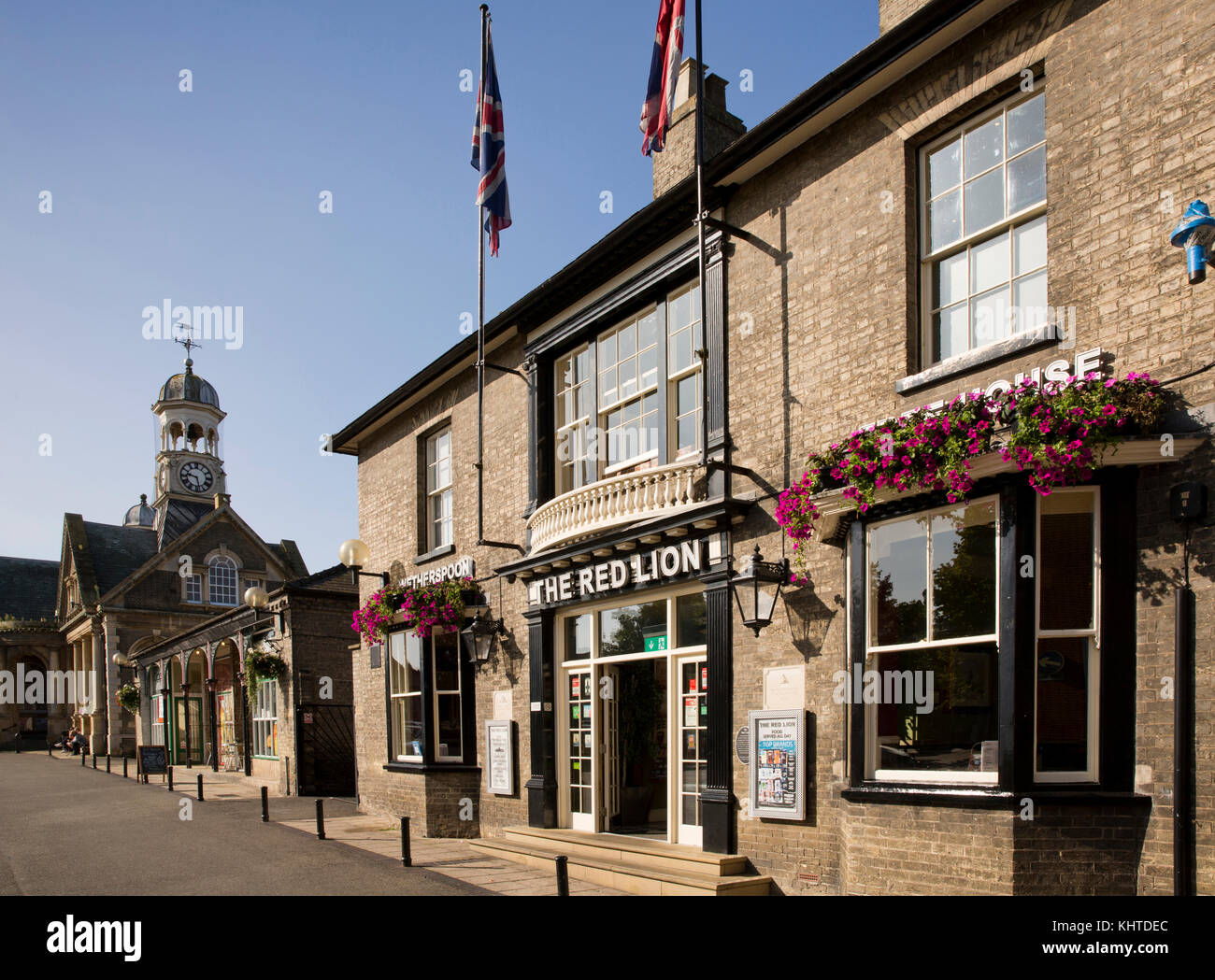 UK, England, Norfolk, Thetford, Market Place, Wetherspoon’s Red Lion pub and Guildhall Stock Photo