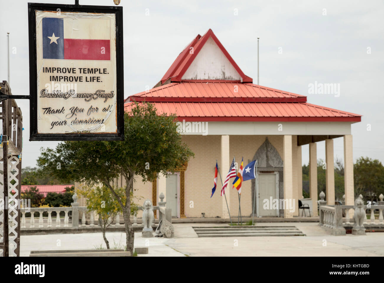 Rosharon, Texas - The Buddhist Rassmey Temple in a community of Cambodian immigrant farmers who settled in south Texas in the early 1980s after fleein Stock Photo