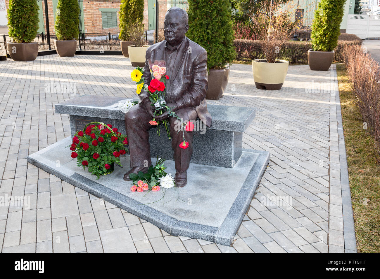 Samara, Russia - November 18, 2017: Monument to the famous Russian film director Eldar Ryazanov (1927 - 2015). Monument was unveiled on October 2017,  Stock Photo