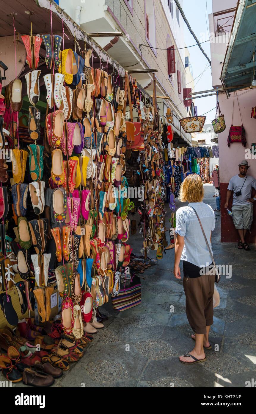 Arab woman shop hi-res stock photography and images - Alamy