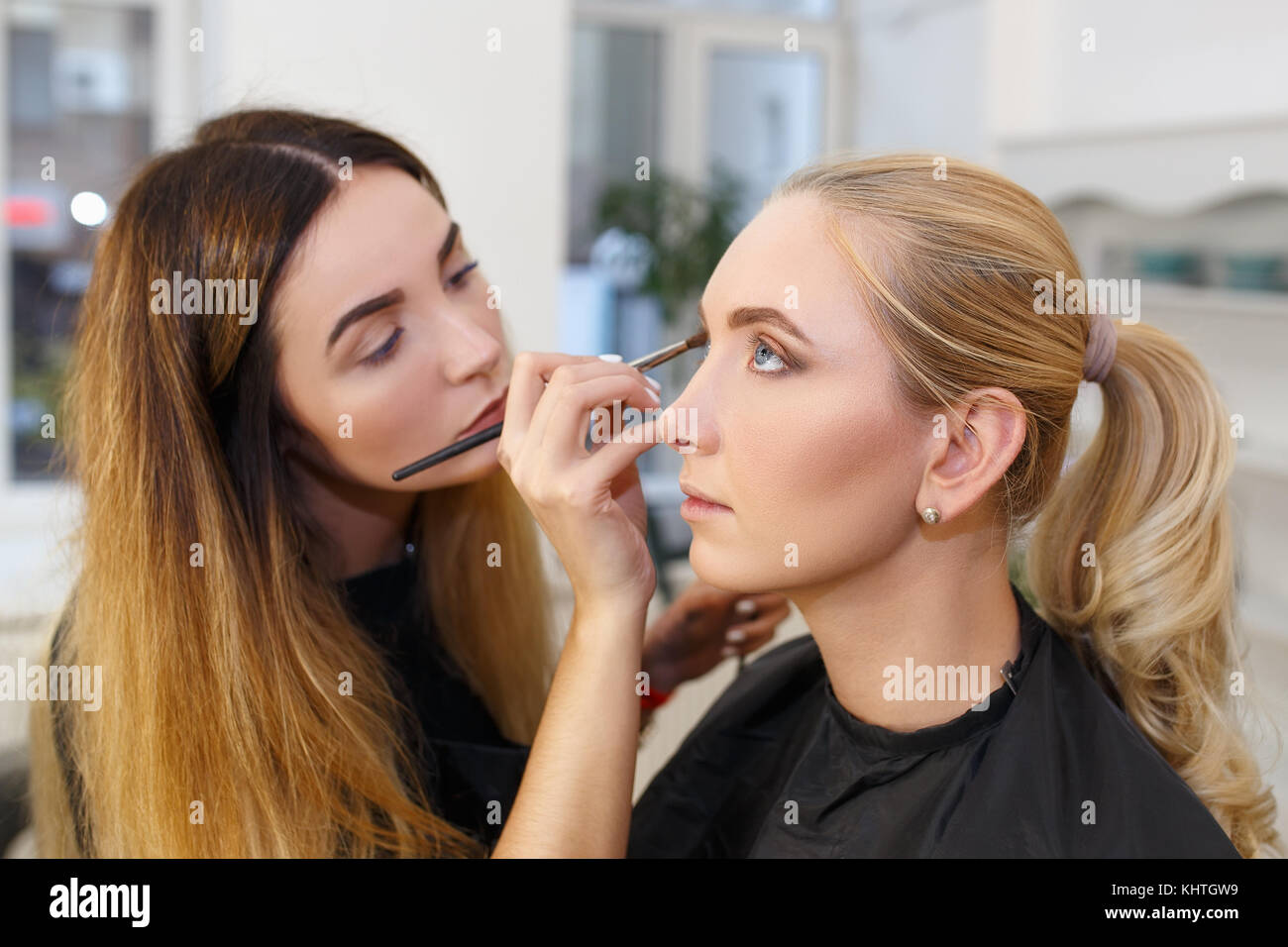 makeup artist doing eye make up Stock Photo - Alamy