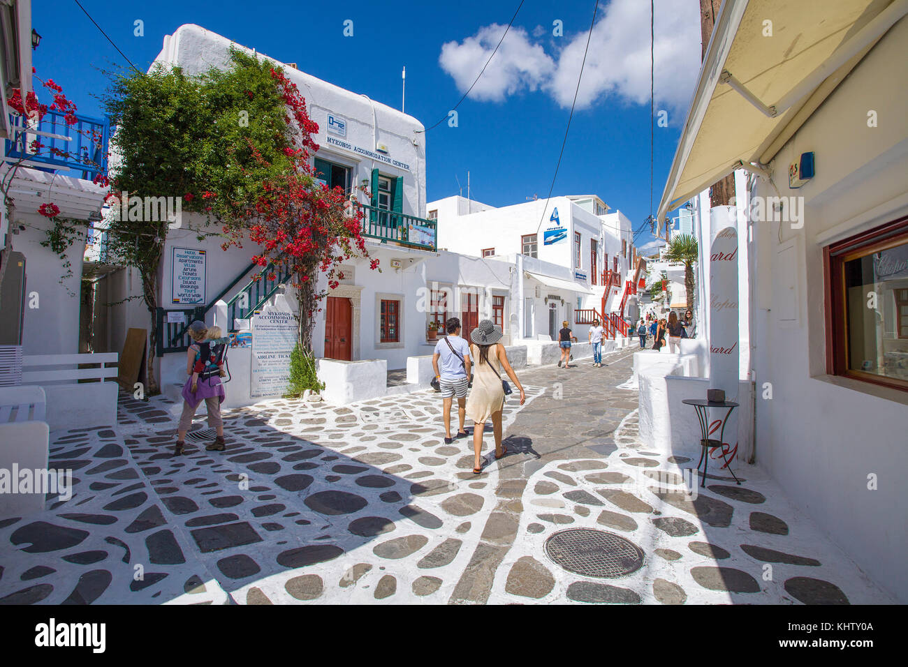 Touristen in einer Gasse von Mykonos-Stadt, Mykonos, Kykladen, Aegaeis, Griechenland, Mittelmeer, Europa | Tourists at a alley of Mykonos-town, Mykono Stock Photo