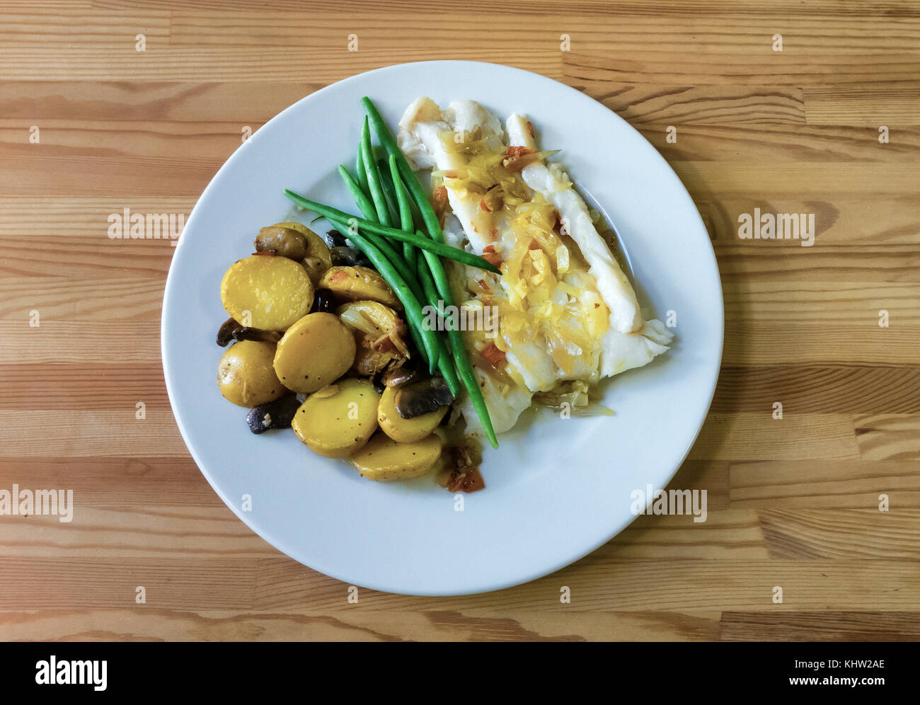 Spicy grilled cod with sautéed potatoes and thin French green beans