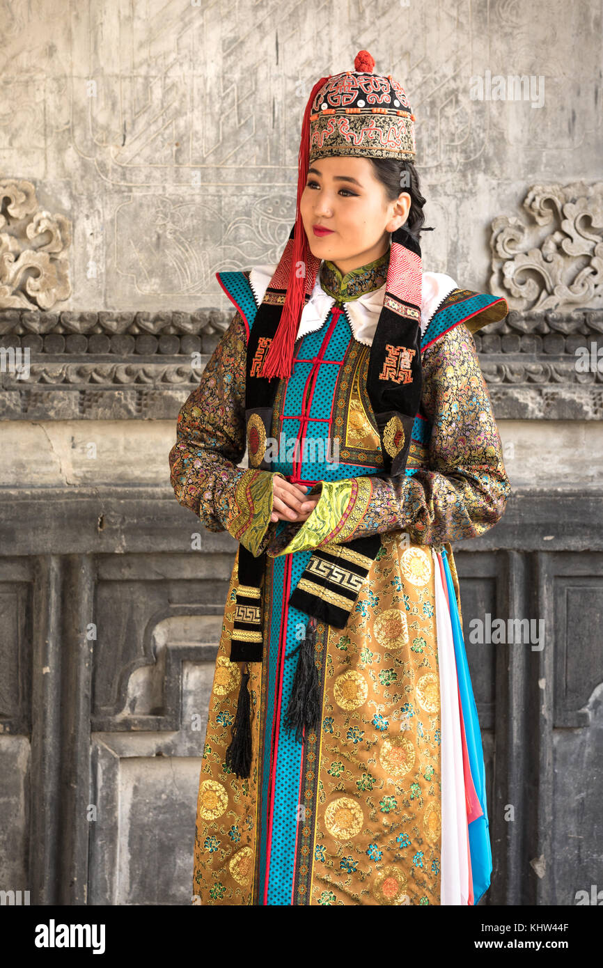 https://c8.alamy.com/comp/KHW44F/young-mongolian-woman-in-a-traditional-13th-century-costume-in-a-temple-KHW44F.jpg