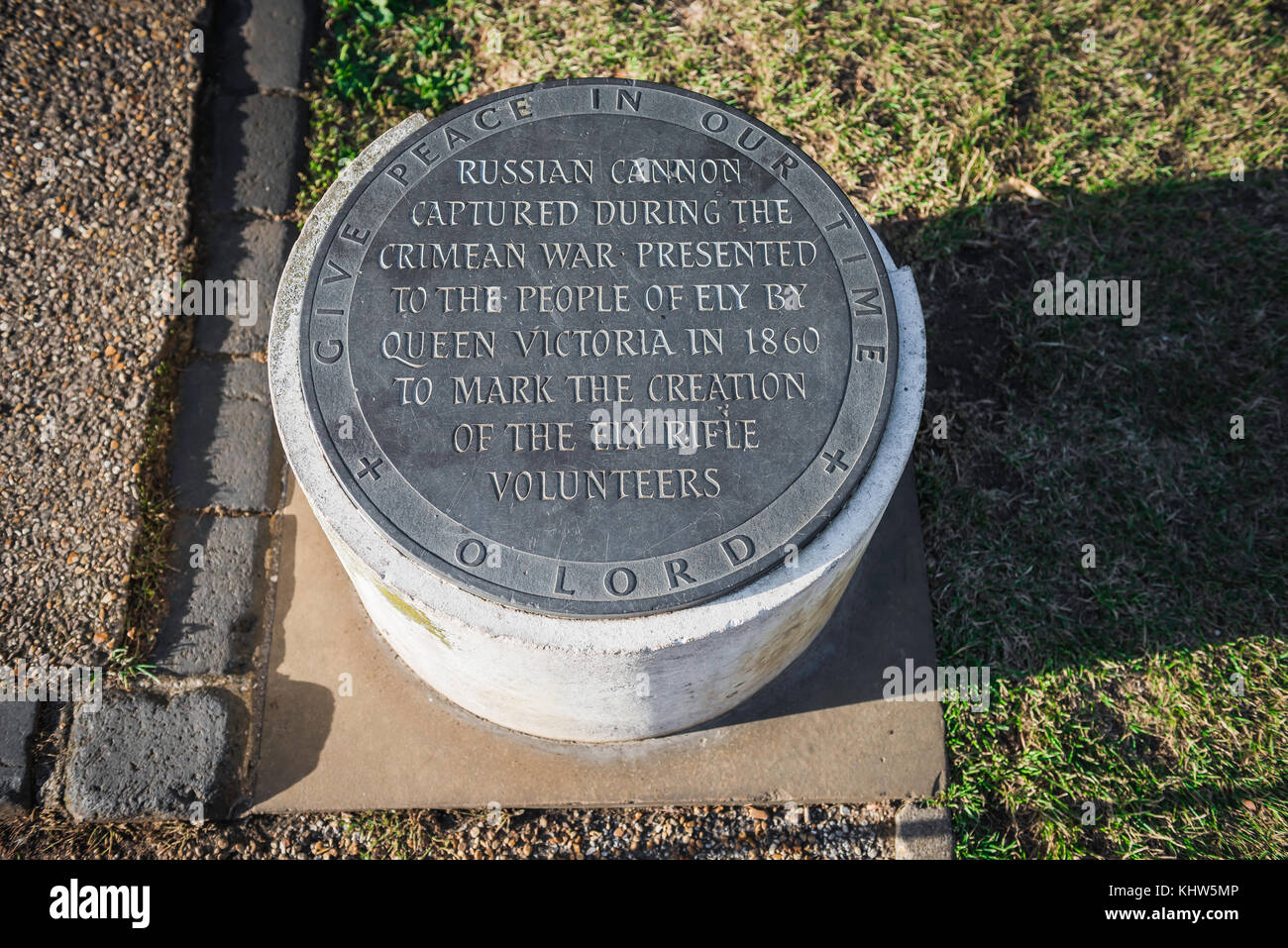 Ely Cannon, plaque inscribed with a dedication beside a captured Russian cannon from the Crimean War in the Cathedral Green, Ely, Cambridgeshire, UK. Stock Photo