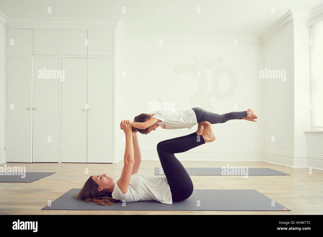 RFKHW77C–Mother. www.alamy.comstock-image-mother-and-daughter-in-yoga-stud...