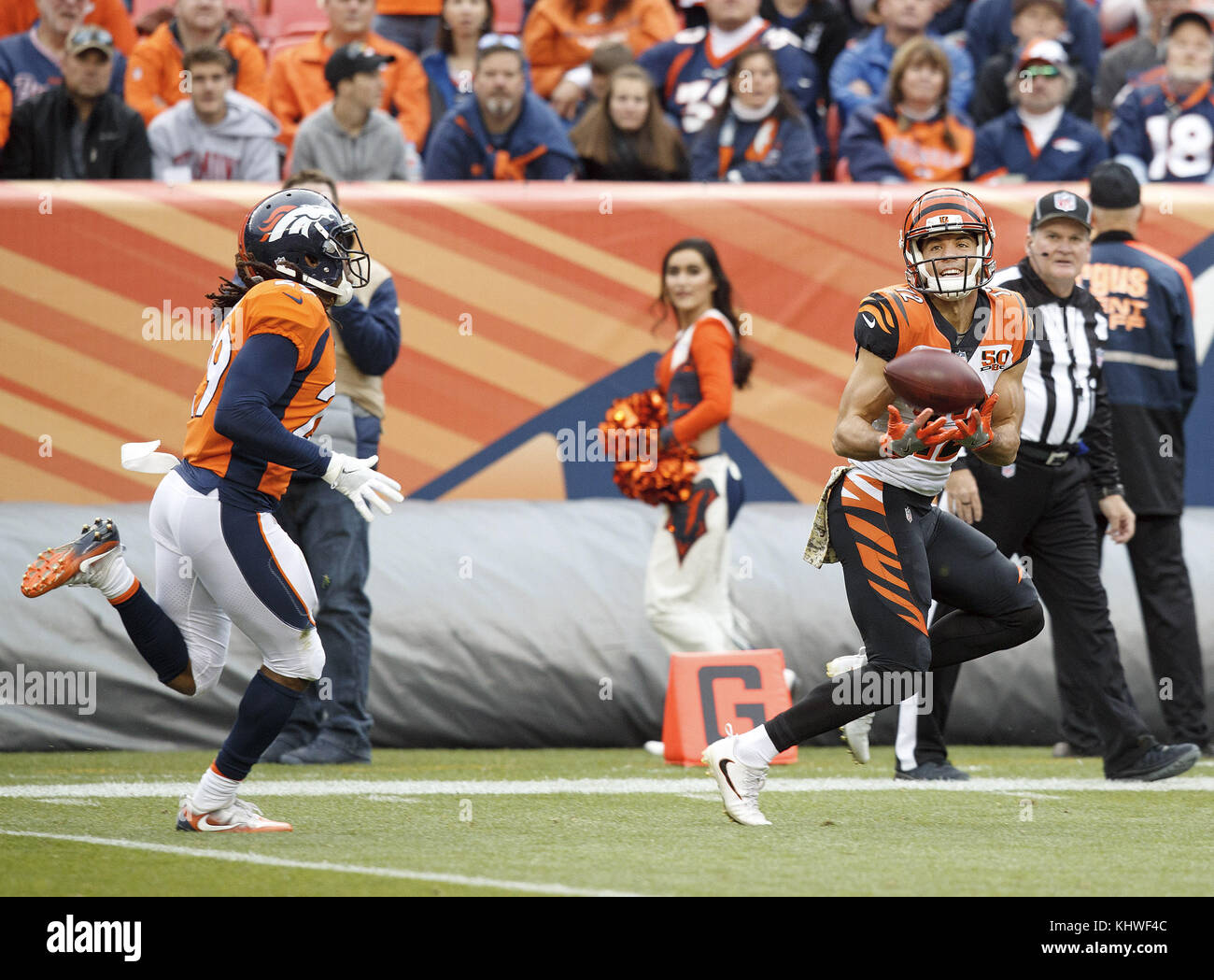 Denver, Colorado, USA. 19th Nov, 2017. Bengals WR ALEX ERICKSON, right, runs in a TD pass past Broncos CB BRADLEY ROBY, left, during the 1st. half at Sports Authority Field at Mile High Sunday afternoon in Denver, CO. The Broncos lose to the Bengals 20-17. Credit: Hector Acevedo/ZUMA Wire/Alamy Live News Stock Photo