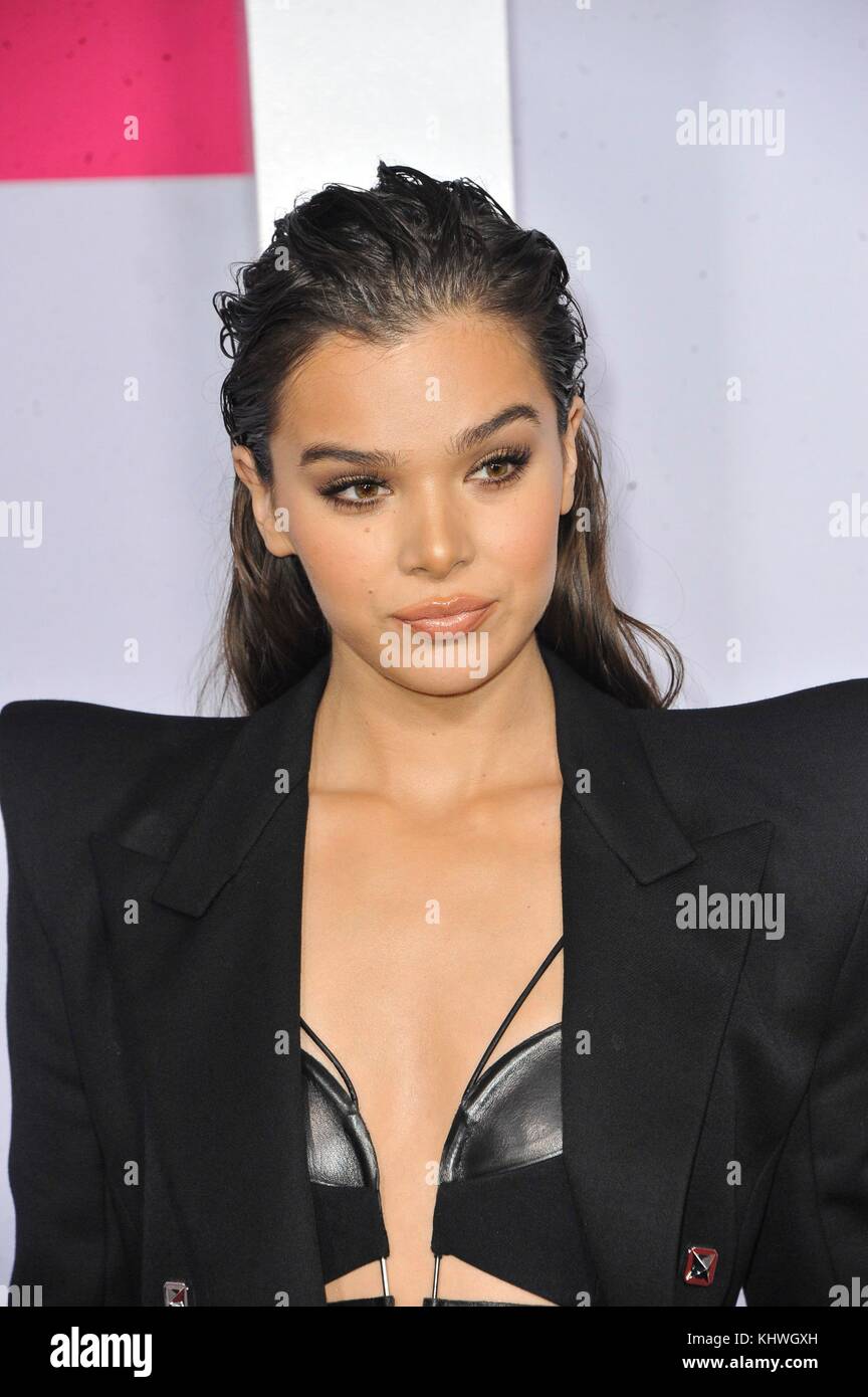 Los Angeles, CA, USA. 19th Nov, 2017. Hailee Steinfeld at arrivals for 2017 American Music Awards (AMAs) - Arrivals, Microsoft Theater, Los Angeles, CA November 19, 2017. Credit: Elizabeth Goodenough/Everett Collection/Alamy Live News Stock Photo