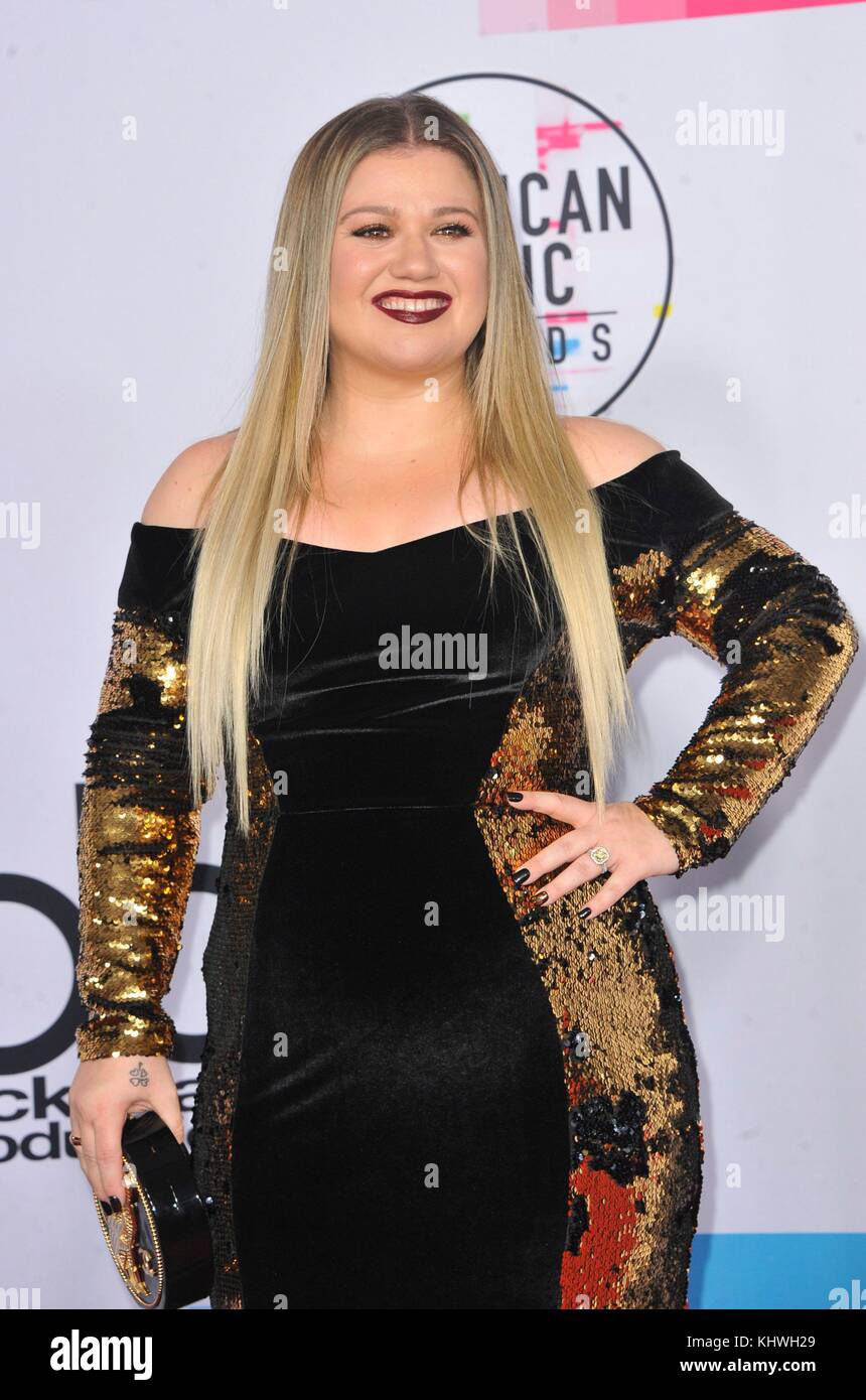 Los Angeles, CA, USA. 19th Nov, 2017. Kelly Clarkson at arrivals for 2017 American Music Awards (AMAs) - Arrivals, Microsoft Theater, Los Angeles, CA November 19, 2017. Credit: Elizabeth Goodenough/Everett Collection/Alamy Live News Stock Photo