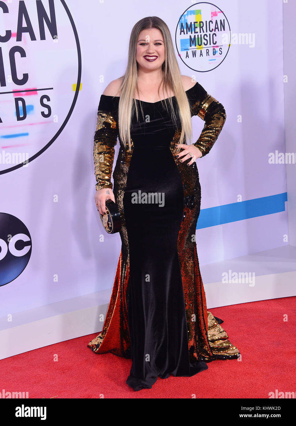 Los Angeles, USA. 19th Nov, 2017. Kelly Clarkson 180 arrives at the 2017 American Music Awards at Microsoft Theater on November 19, 2017 in Los Angeles, California Credit: Tsuni/USA/Alamy Live News Stock Photo