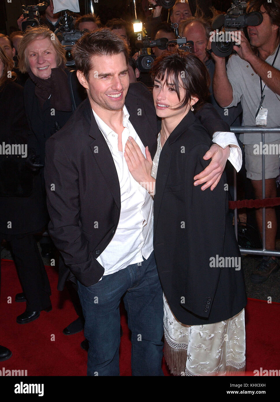 Tom Cruise and Penelope Cruz arriving at the Vanilla Sky premiere at