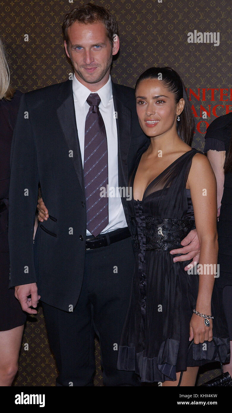 Josh Lucas and Salma Hayek arriving at the ' LOUIS VUITTON UNITED CANCER FRONT GALA ' on the Ground of a Private Holmby Estate in Bel Air, Los Angeles. October 27, 2003. LucasJosh HayekSalma030. Actor, Actress, Premiere, celebrities event, Arrival, Vertical, Film Industry, Celebrities, Bestof, Arts Culture and Entertainment, Topix Salma Hayek and friends . Stock Photo