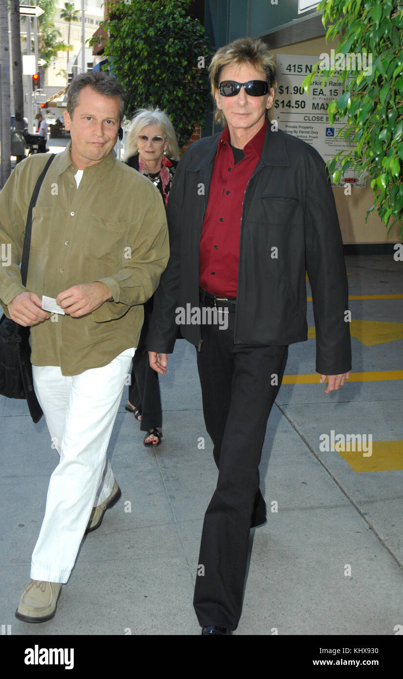BEVERLY HILLS - CA - MARCH 22: Singer Barry Manilow & Gary Kief out and  about in Beverly Hills. on March 22, 2009 in Beverly Hills, California  People: Gary Kief, Barry Manilow Stock Photo - Alamy