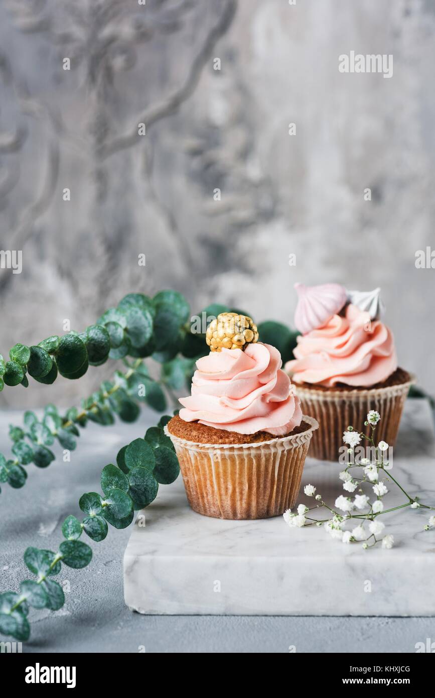 Cupcakes with coral buttercream and meringues on marble board. Wedding  cupcakes. Grey concrete wall background. Vertical and copy space for text  Stock Photo - Alamy