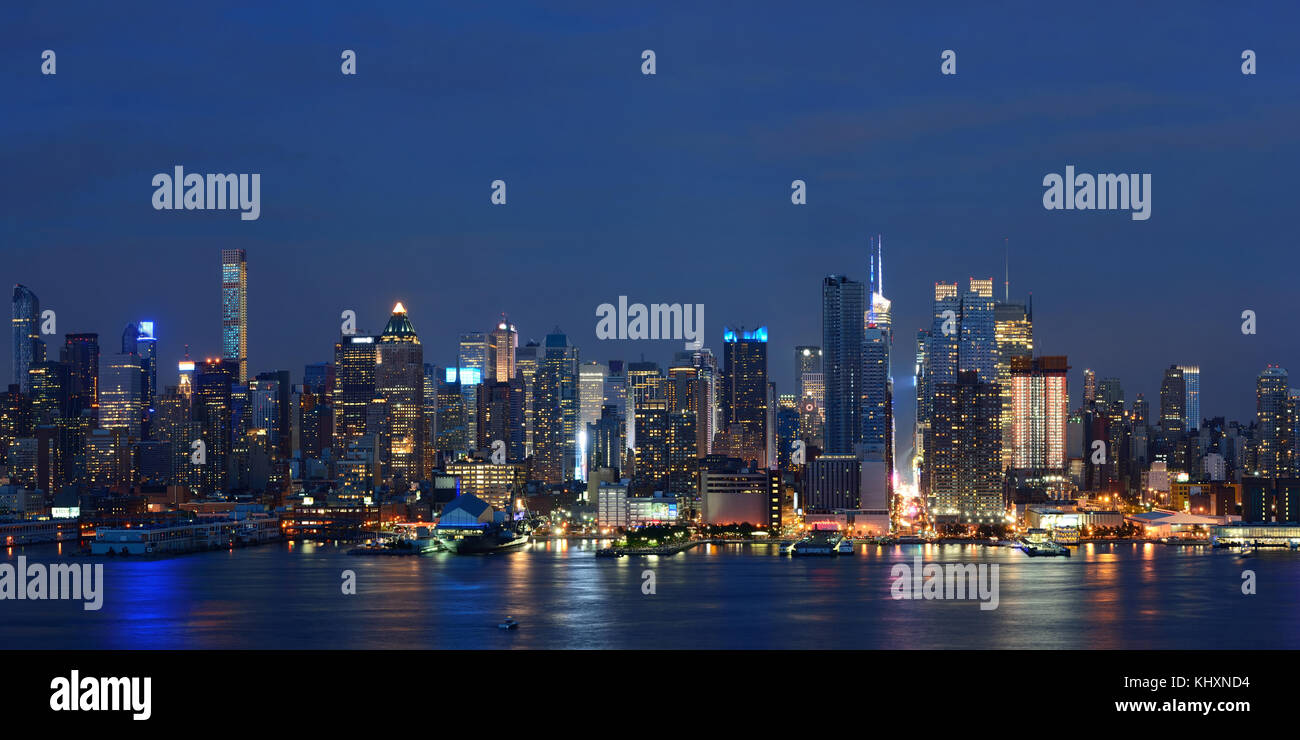 Manhattan midtown skyscrapers and New York City skyline at dusk Stock ...