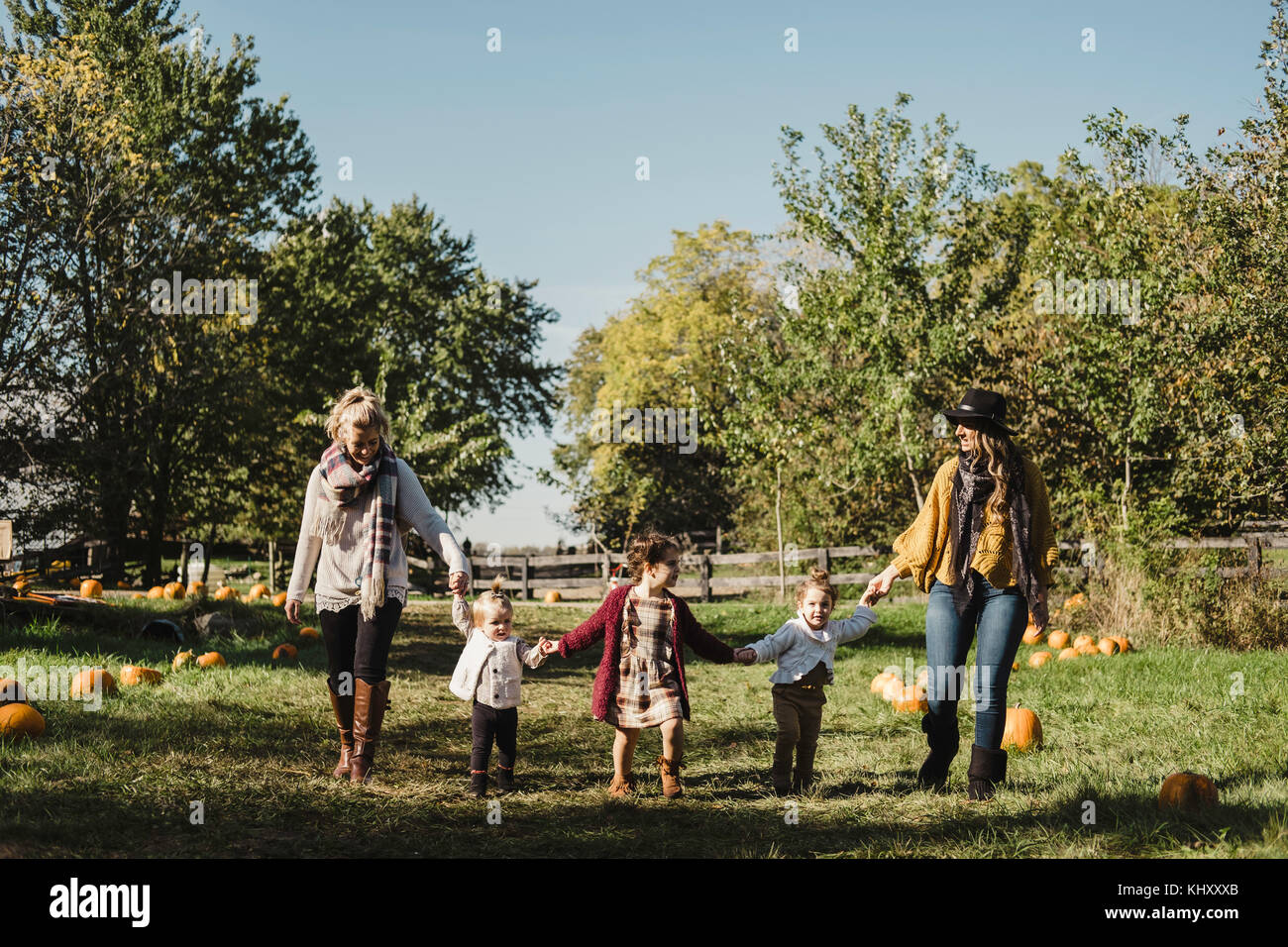 Children holding hands hi-res stock photography and images - Alamy