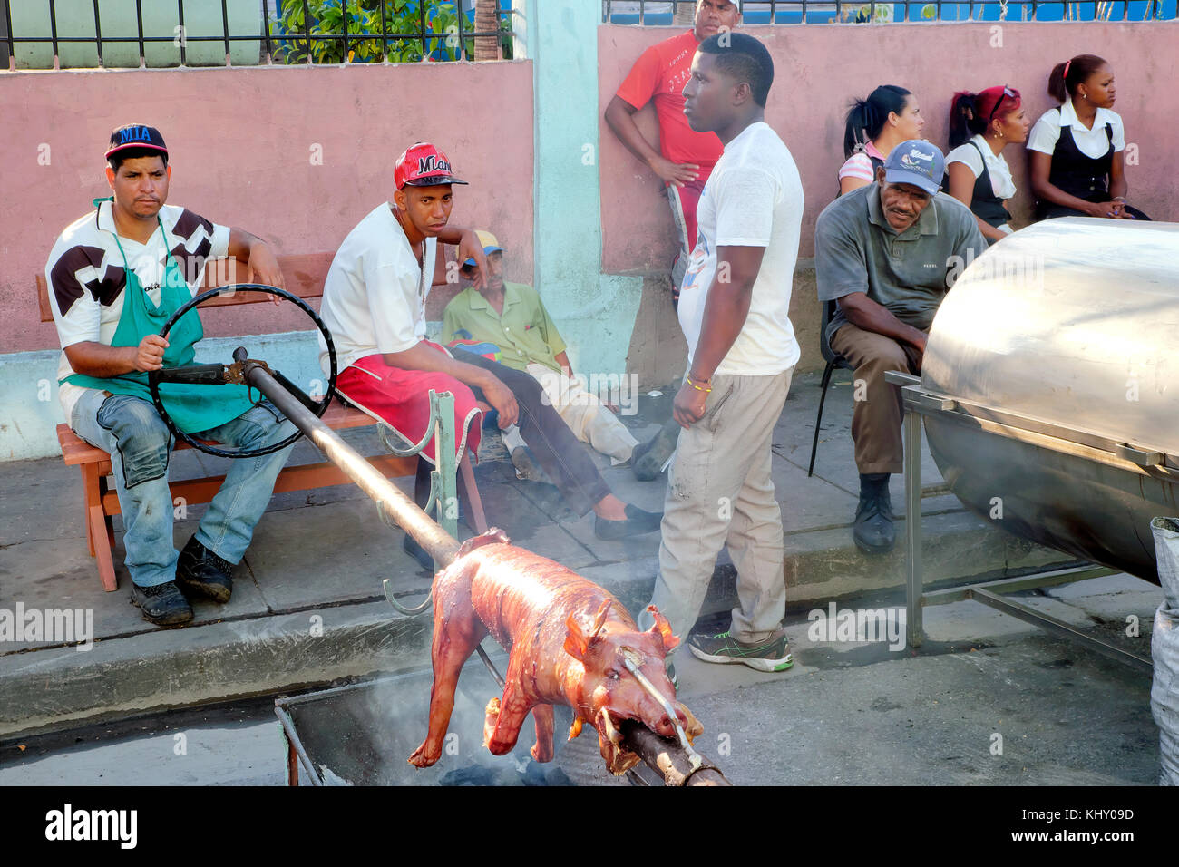 Roasting a whole suckling pig, Santiago de Cuba, Santiago de Cuba Provinsen, Cuba Stock Photo