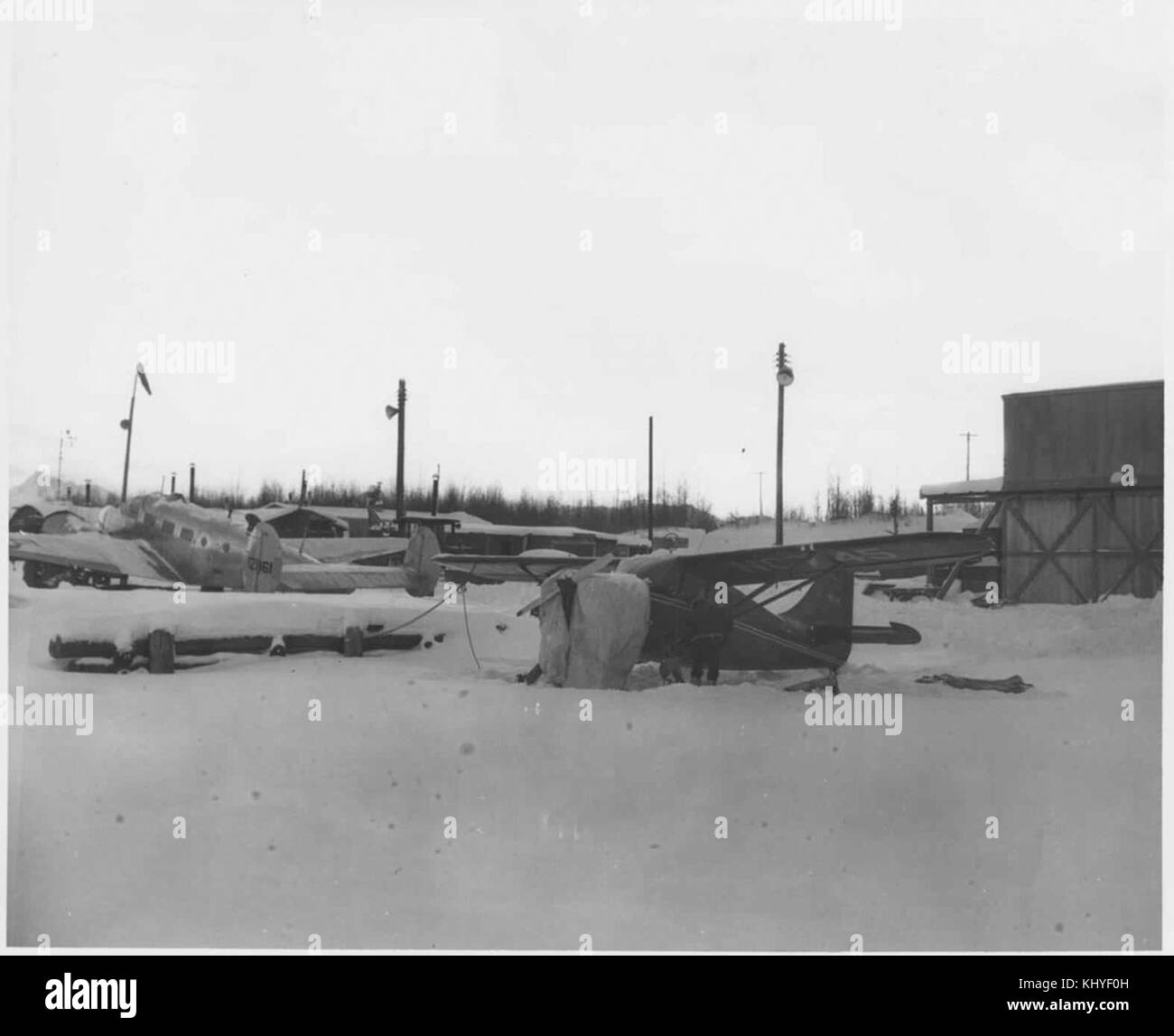 1940s airfield hangar hi-res stock photography and images - Alamy