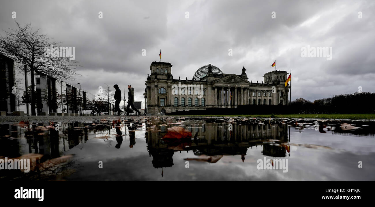 Berlin, Germany. 20th Nov, 2017. Dark clouds hang over the headquarters of the German Bundestag in the Reichstag building in Berlin, Germany, 20 November 2017. Previously, the Free Democrats (FDP) cancelled the exploratory talks pursuing negotiations to form a cabinet. Credit: Michael Kappeler/dpa/Alamy Live News Stock Photo