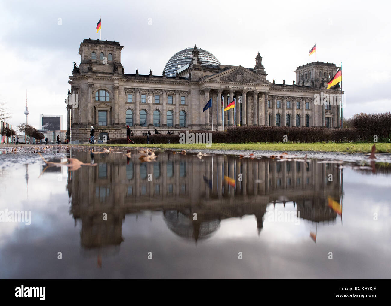 Berlin, Germany. 20th Nov, 2017. The Reichstag building, the headquarters of the German Bundestag, is mirrored in a puddled in Berlin, Germany, 20 November 2017. Previously, the Free Democrats (FDP) cancelled the exploratory talks pursuing negotiations to form a cabinet. Credit: Ralf Hirschberger/dpa-Zentralbild/dpa/Alamy Live News Stock Photo
