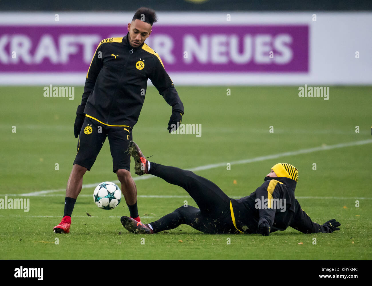 Dortmund Germany 20th Nov 2017 Dortmund S Pierre Emerick Aubameyang L And Jadon Sancho